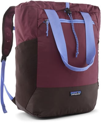 Dunkelweinroter Rucksack mit braunem Boden und hellblauen Trägern. Dunkelweinroter Rucksack mit braunem Boden und hellblauen Trägern.