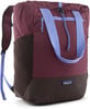 Dunkelweinroter Rucksack mit braunem Boden und hellblauen Trägern.