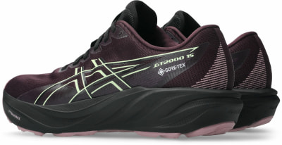 Damen-Laufschuh mit Gore-Tex-Technologie in dunkelweinroter Farbe. Damen-Laufschuh mit Gore-Tex-Technologie in dunkelweinroter Farbe.