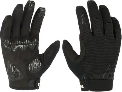 Schwarze Fahrradhandschuhe mit rutschfesten Elementen auf der Handfläche. Schwarze Fahrradhandschuhe mit rutschfesten Elementen auf der Handfläche.
