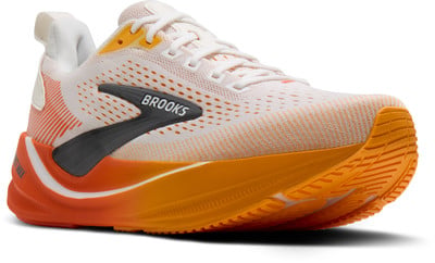 Weiße Brooks Laufschuhe mit orangefarbenen und grauen Details und Logo. Weiße Brooks Laufschuhe mit orangefarbenen und grauen Details und Logo.