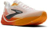 Weiße Brooks Laufschuhe mit orangefarbenen und grauen Details und Logo.