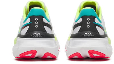 Zwei weiße Laufschuhe mit Neon- und Türkisdetails und der Aufschrift MAX CUSHION. Zwei weiße Laufschuhe mit Neon- und Türkisdetails und der Aufschrift MAX CUSHION.