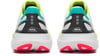 Zwei weiße Laufschuhe mit Neon- und Türkisdetails und der Aufschrift MAX CUSHION.