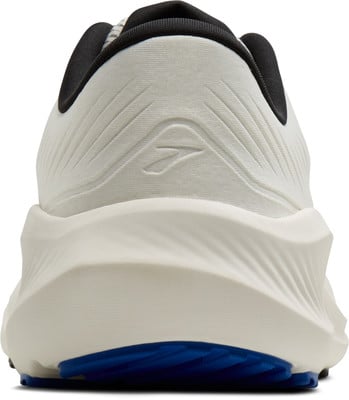 Rückansicht eines weißen Laufschuhs mit blauer Sohle. Rückansicht eines weißen Laufschuhs mit blauer Sohle.