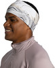 Mann mit Buff-Stirnband und rosafarbener Jacke mit hohem Kragen.