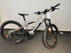 Silbernes Mountain-E-Bike mit Federung und Intersport-Logo.