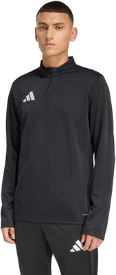 Ein Mann in einem schwarzen Langarmshirt mit Adidas-Logo auf der Brust. Ein Mann in einem schwarzen Langarmshirt mit Adidas-Logo auf der Brust.