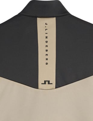 Rückseite einer schwarz-beige Jacke mit J. Lindeberg Logo.