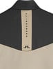 Rückseite einer schwarz-beige Jacke mit J. Lindeberg Logo.