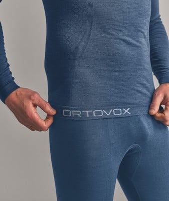 Detail der Herren-Thermo-Unterwäsche mit ORTOVOX-Logo am Bund. Detail der Herren-Thermo-Unterwäsche mit ORTOVOX-Logo am Bund.