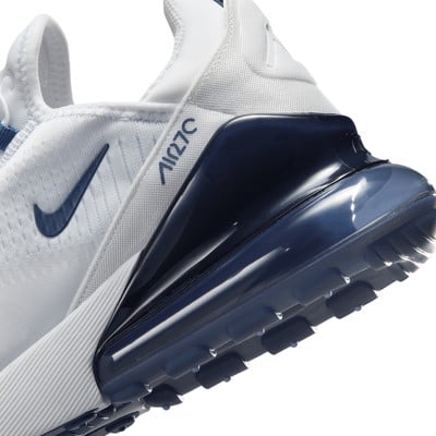 Részletes kép egy fehér sportcipőről, sötétkék Nike logóval és légpárnával. Részletes kép egy fehér sportcipőről, sötétkék Nike logóval és légpárnával.