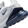 Részletes kép egy fehér sportcipőről, sötétkék Nike logóval és légpárnával.