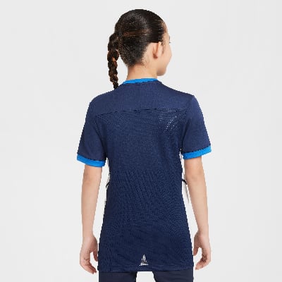 Rückansicht eines dunkelblauen T-Shirts mit blauem Kragen und Ärmeln. Rückansicht eines dunkelblauen T-Shirts mit blauem Kragen und Ärmeln.