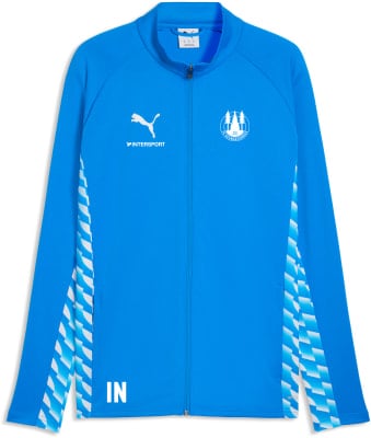 Eine blaue Puma-Jacke mit Intersport-Logo und Vereinswappen, mit weißen Streifen an den Ärmeln.