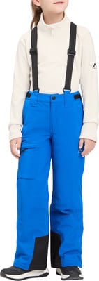 Mädchen in blauer Skihose mit Hosenträgern und cremefarbener Jacke.