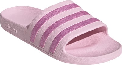 Rosa Adidas Badeschlappen mit Glitzerstreifen und Markenlogo. Rosa Adidas Badeschlappen mit Glitzerstreifen und Markenlogo.
