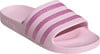 Rosa Adidas Badeschlappen mit Glitzerstreifen und Markenlogo.