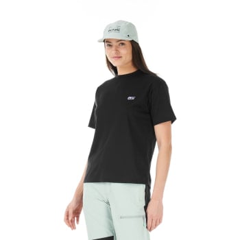 Frau in schwarzem T-Shirt und hellblauem Cap mit Logo