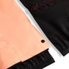 Ein orangefarbenes und schwarzes Kleidungsstück mit roter Naht.