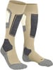 Zwei beige Skisocken mit grauen und weißen Farbblöcken.
