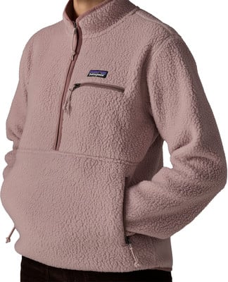 Ein rosafarbener Patagonia Fleecepullover mit kurzem Reißverschluss und Brusttasche. Ein rosafarbener Patagonia Fleecepullover mit kurzem Reißverschluss und Brusttasche.