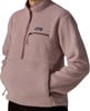 Ein rosafarbener Patagonia Fleecepullover mit kurzem Reißverschluss und Brusttasche.