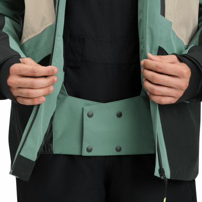Detail eines Mannes, der eine Jacke mit sichtbarem Innenbund öffnet.