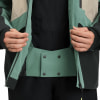 Detail eines Mannes, der eine Jacke mit sichtbarem Innenbund öffnet.