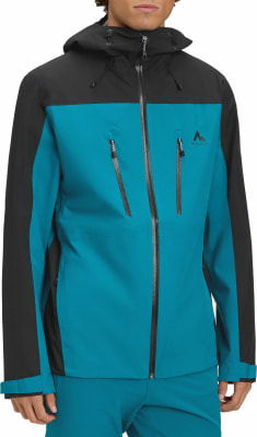 Mann in einer blau-schwarzen Kapuzenjacke mit Reißverschluss, Logo auf der Brust. Mann in einer blau-schwarzen Kapuzenjacke mit Reißverschluss, Logo auf der Brust.