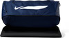 Dunkelblaue Nike-Tasche mit weißem Logo, unterer Teil geöffnet.