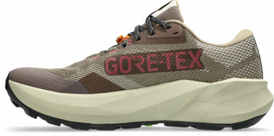 Herren-Laufschuh in Braun mit GORE-TEX-Aufschrift und beiger Sohle.