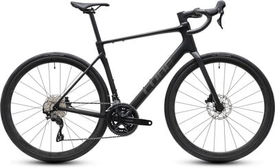 Schwarzes Cube Rennrad mit Scheibenbremsen und Carbonrahmen. Schwarzes Cube Rennrad mit Scheibenbremsen und Carbonrahmen.