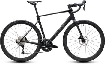 Schwarzes Cube Rennrad mit Scheibenbremsen und Carbonrahmen.
