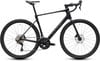 Schwarzes Cube Rennrad mit Scheibenbremsen und Carbonrahmen.