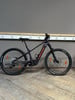 Lila Lapierre E-Bike mit orangefarbenem Logo steht auf Holzboden.