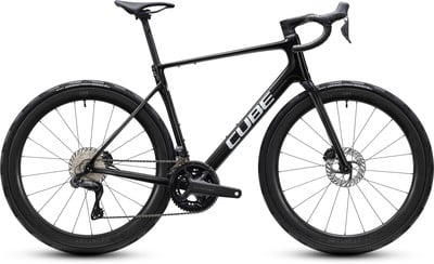 Schwarzes Cube Rennrad mit Scheibenbremsen und Carbonrahmen. Schwarzes Cube Rennrad mit Scheibenbremsen und Carbonrahmen.