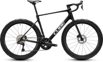 Schwarzes Cube Rennrad mit Scheibenbremsen und Carbonrahmen.