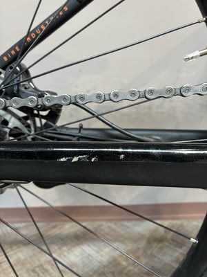 Fahrradkette mit einigen Kratzern am Rahmen darunter. Fahrradkette mit einigen Kratzern am Rahmen darunter.