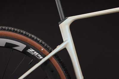 Detail eines Fahrradhinterrads und Rahmens mit mattem schwarzem Hintergrund. Detail eines Fahrradhinterrads und Rahmens mit mattem schwarzem Hintergrund.