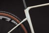 Detail eines Fahrradhinterrads und Rahmens mit mattem schwarzem Hintergrund.