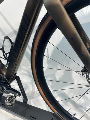 Detail des Rahmens und Rades eines Specialized Fahrrads mit braunen Reifenflanken. Detail des Rahmens und Rades eines Specialized Fahrrads mit braunen Reifenflanken.