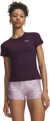 Frau in dunkelviolettem Oberteil und rosa Shorts mit Print. Frau in dunkelviolettem Oberteil und rosa Shorts mit Print.