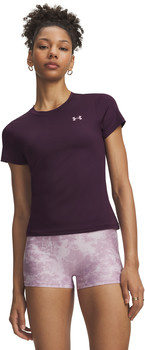 Frau in dunkelviolettem Oberteil und rosa Shorts mit Print.