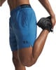 Ein Mann in blauen Under Armour Shorts dehnt sein Bein.