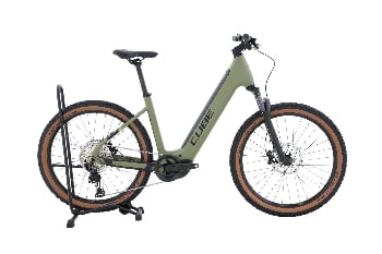 Grünes Cube E-Bike mit braunen Reifen auf weißem Hintergrund.