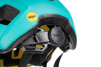 Blauer Helm mit gelbem Mips-Aufkleber und schwarzem Verschluss.