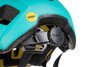 Blauer Helm mit gelbem Mips-Aufkleber und schwarzem Verschluss.