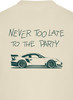 Auf einem beigen T-Shirt steht 'NEVER TOO LATE TO THE PARTY' und eine Autozeichnung.