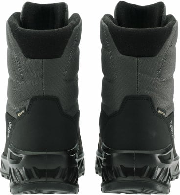 Rückansicht eines Paares schwarzer und grauer Winterstiefel mit Gore-Tex-Membran. Rückansicht eines Paares schwarzer und grauer Winterstiefel mit Gore-Tex-Membran.